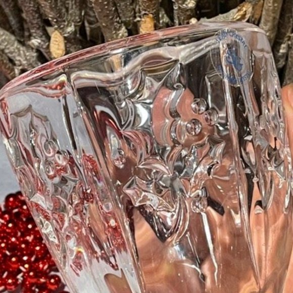 Pretty Hurricane Christmas Vase with Holly Leaf Pattern - Picture 7 of 8